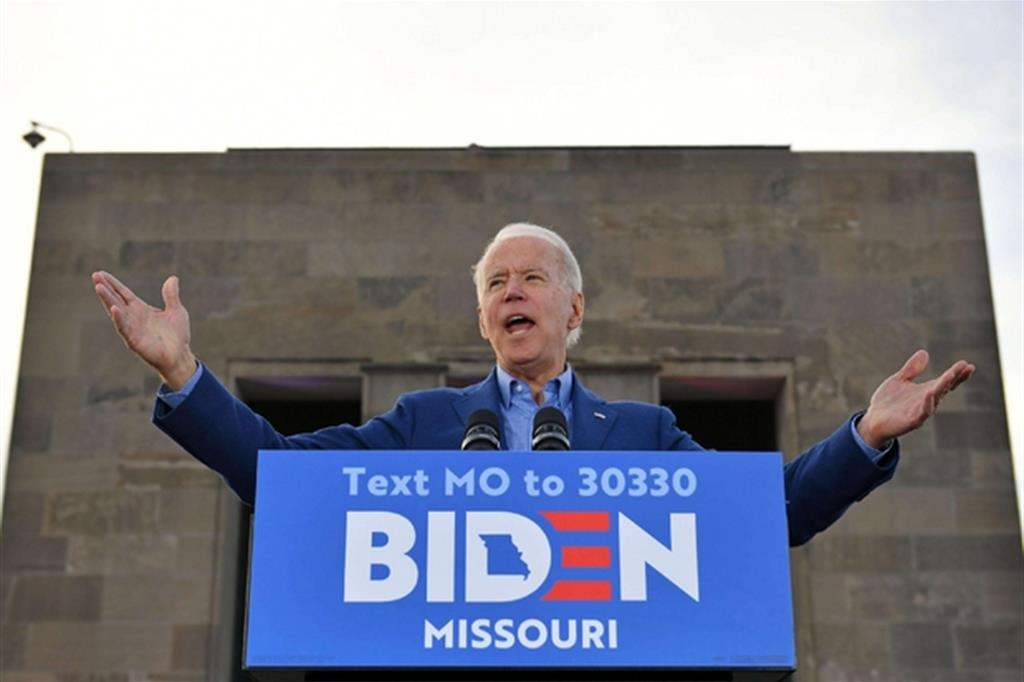 Il democratico Joe Biden esulta dopo la vittoria di ieri in tre Stati