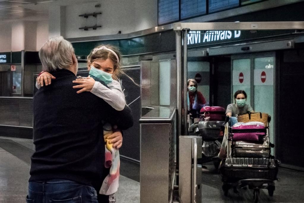 Una bambina in arrivo dalla Cina all'aeroporto della Malpensa