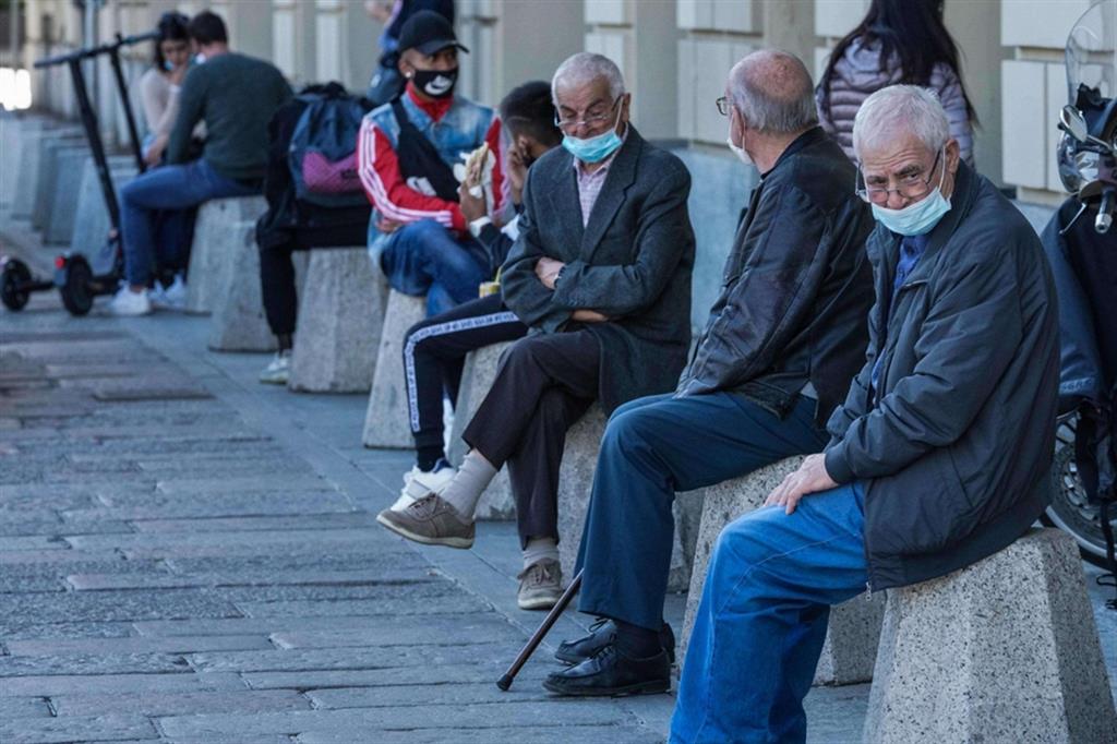 Alcuni anziani seduti in piazza Castello, a Torino. In Italia ci sono 14 milioni di 'over 65', tre milioni hanno superato gli 80 anni. Rappresentano il 30% della popolazione