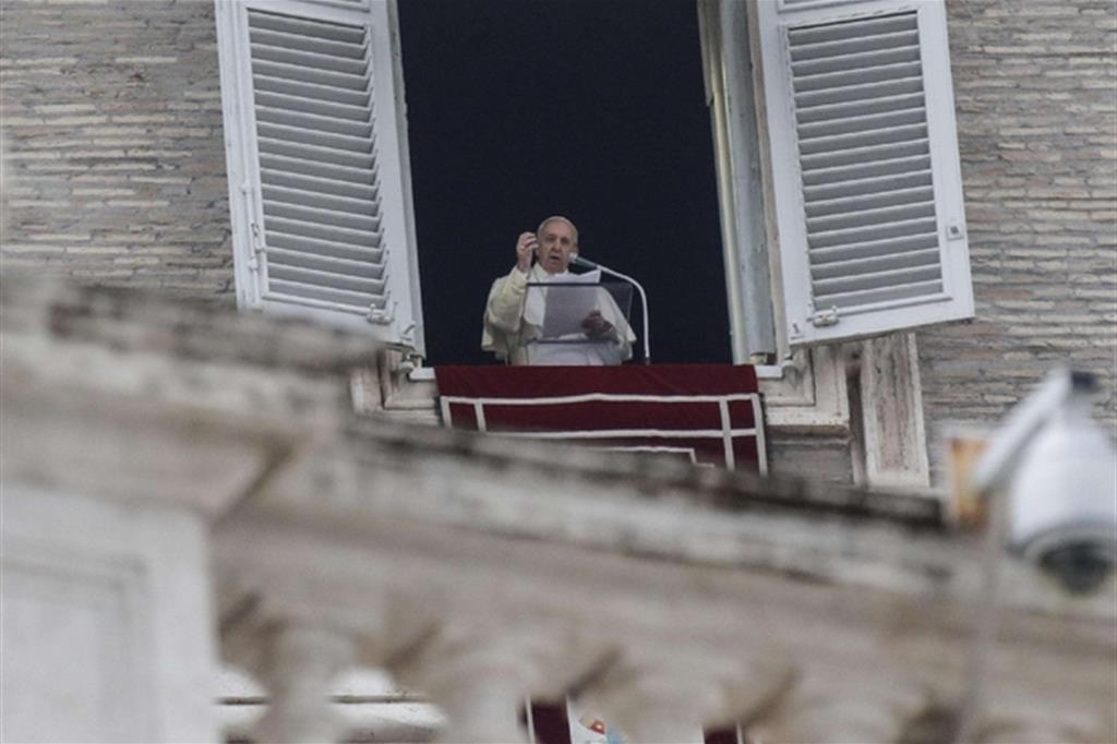  Il Papa: no ad ogni violazione della dignità 