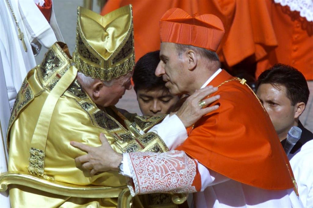 Giovanni Paolo II abbraccia il neocardinale Severino Poletto, era il 21 febbraio 2001