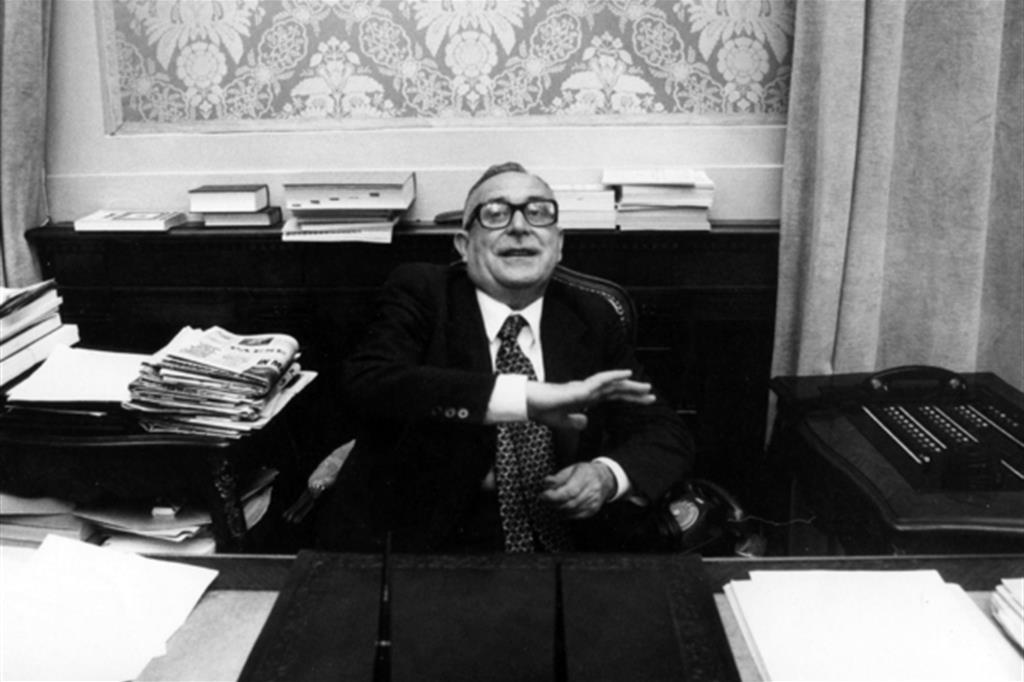 Mariano Rumor nel suo ufficio nel 1966