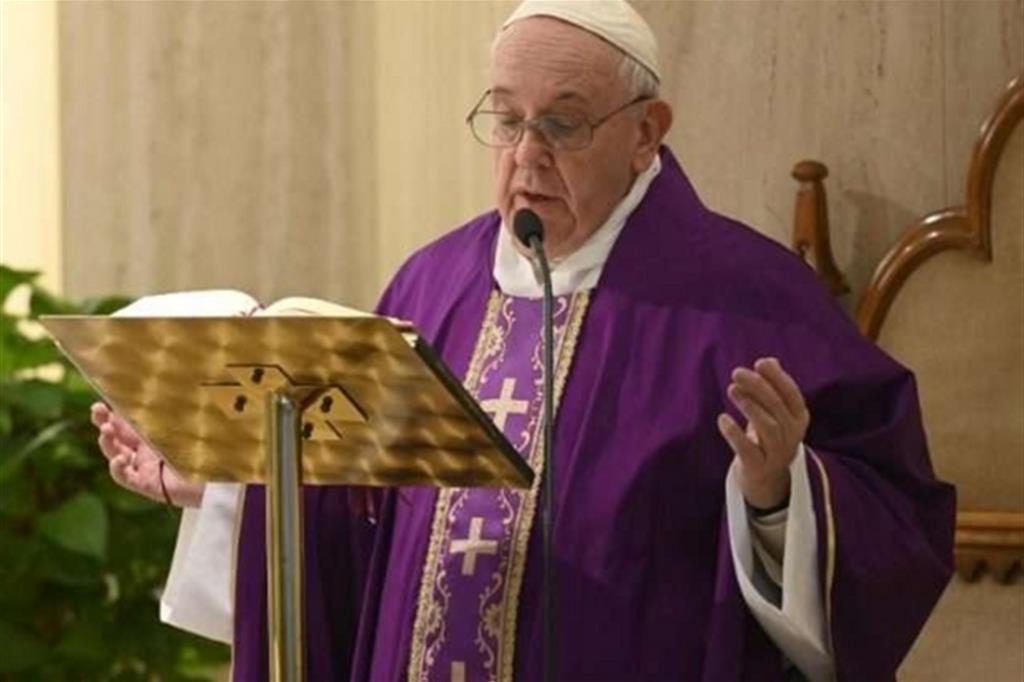 Il Papa prega per i medici e i sacerdoti morti per assistere i malati