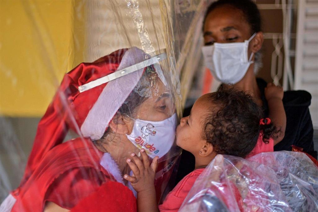 Dal Brasile l'abbraccio "anti contagio" del Natale