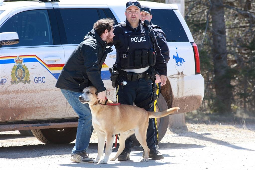 Controlli di polizia a Portapique, in Nuova Scozia, dopo la strage compiuta da Gabriel Wortman
