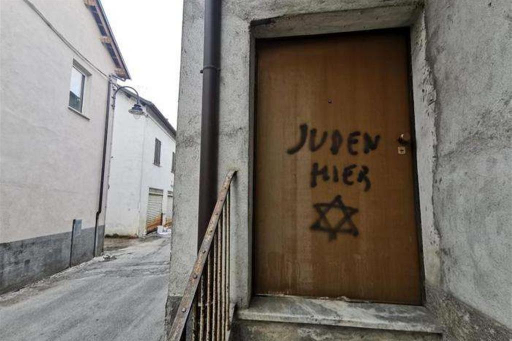 "Qui vivono ebrei" e la stella di David sulla porta del figlio di una deportata