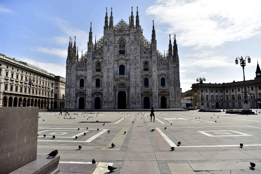 La piazza Duomo di Milano completamente deserta nei giorni scorsi