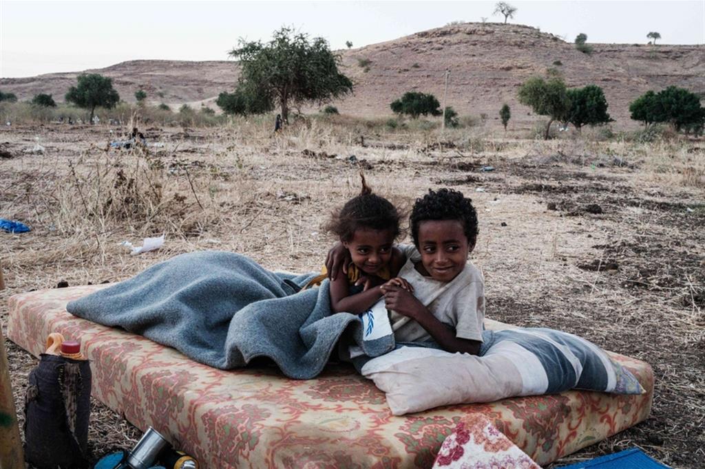 Bambini sfollati con le loro famiglie nella regione del Tigrai dopo l’offensiva delle truppe di Addis Abeba