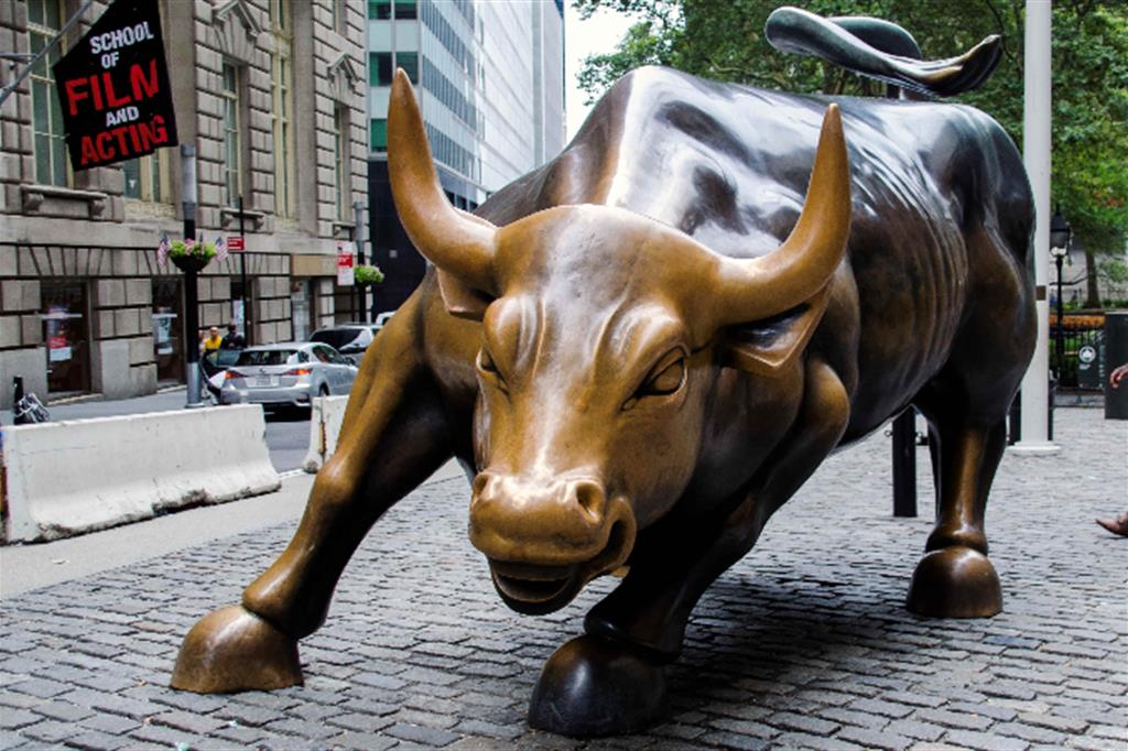 La statua del toro, simbolo dei mercati in crescita, davanti a Wall Street