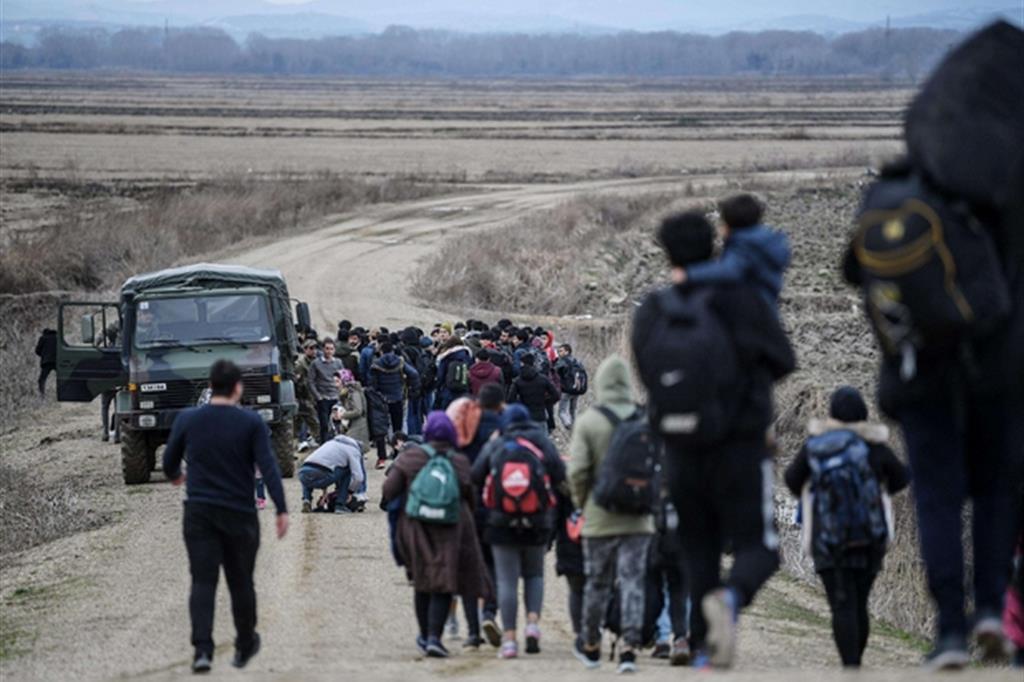 Rifugiati afghani attraversano il confine tra Turchia e Grecia