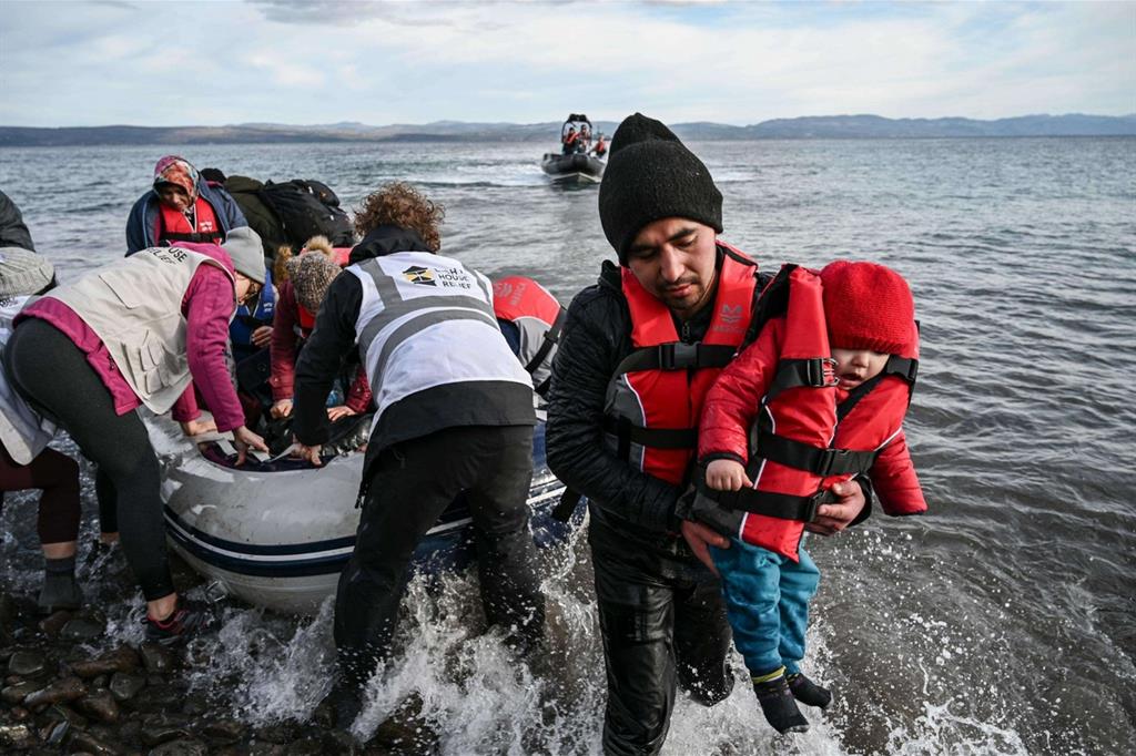 Un gruppo di rifugiati afghani sbarca sull'isola greca di Lesbo