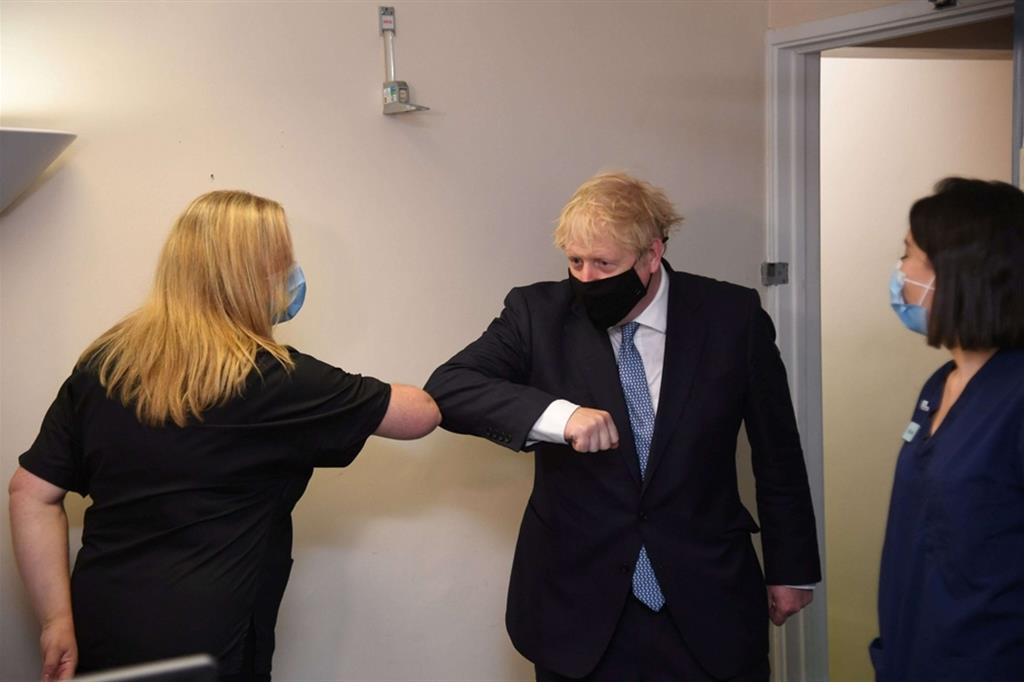 Il premier britannico Boris Johnson all'ambulatorio di Tollgate a Beckton, est di Londra