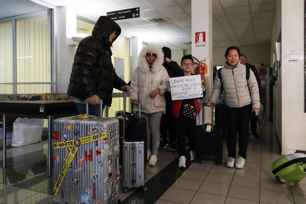 Alcuni dei turisti cinesi dimessi stamani con un cartello di ringraziamento per le attenzioni ricevute