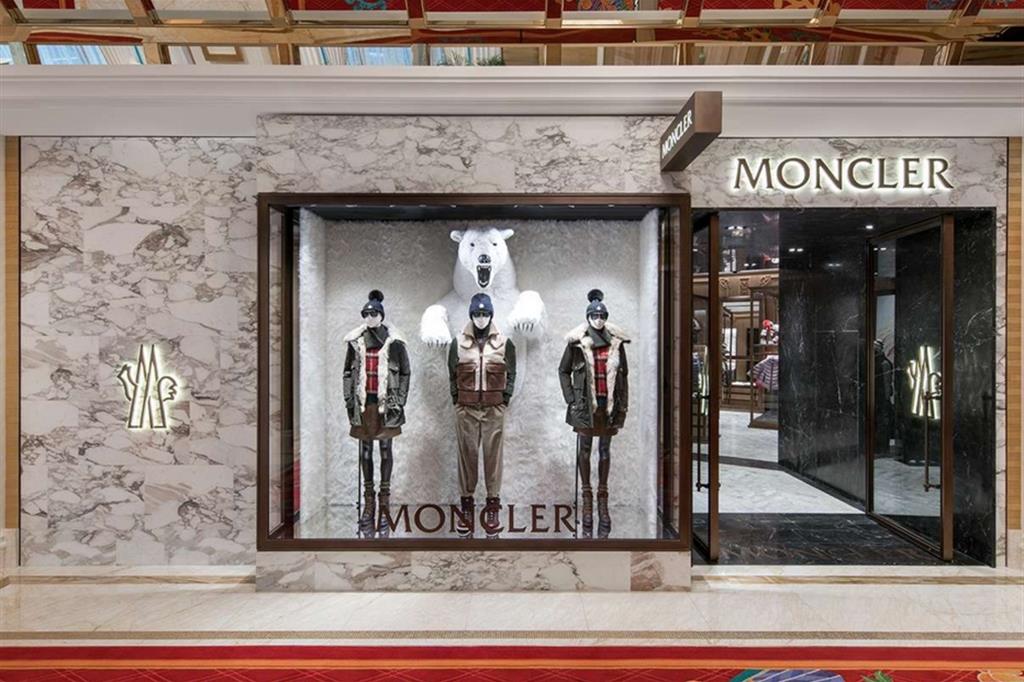 La vetrina del negozio di Moncler a Seul, in Corea del Sud, uno dei tanti punti vendita internazionali del gruppo
