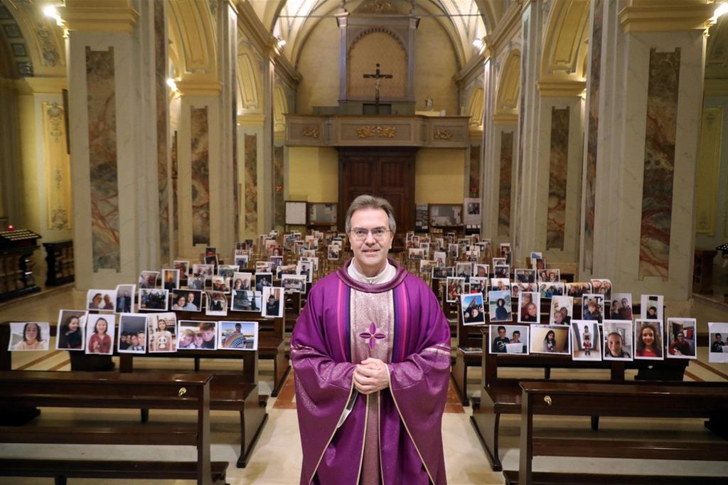 Il parroco Giuseppe Corbari ha messo sui banchi della parrocchia dei Santi Quirico e Giulitta a Robbiano di Giussano (Monza e Brianza) i selfie che gli hanno inviato i parrocchiani