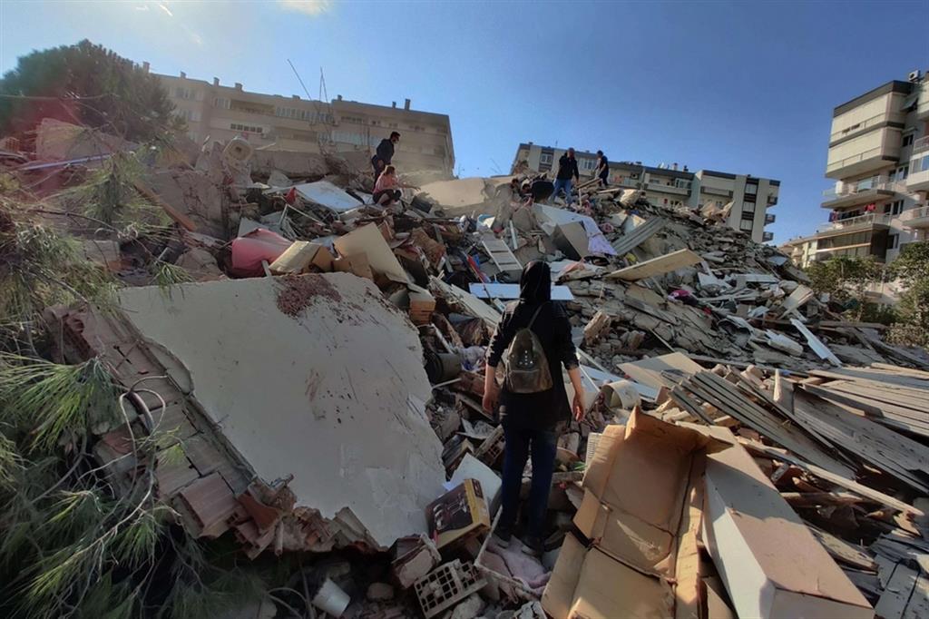 Le macerie di un edificio crollato a Smirne