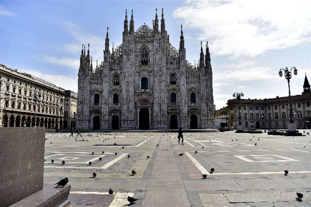 Milano: piazza Duomo deserta. L'emergenza chiama a nuove solidarietà