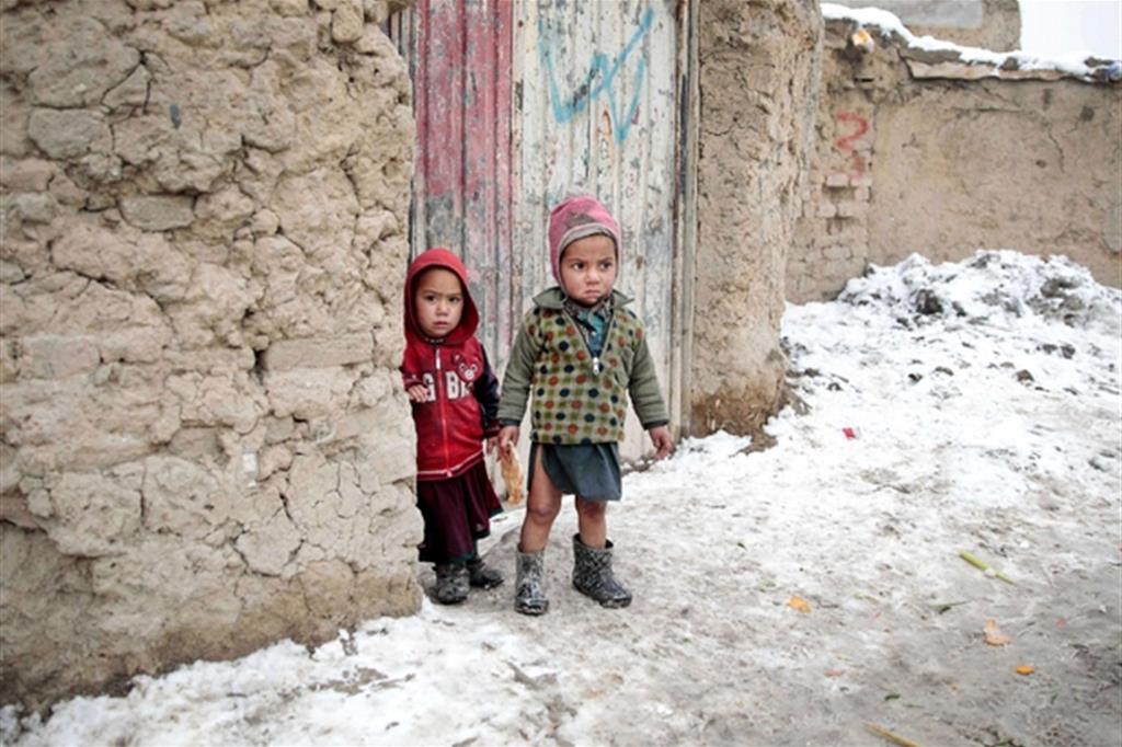 Bimbi in un campo profughi innevato alle porte di Kabul