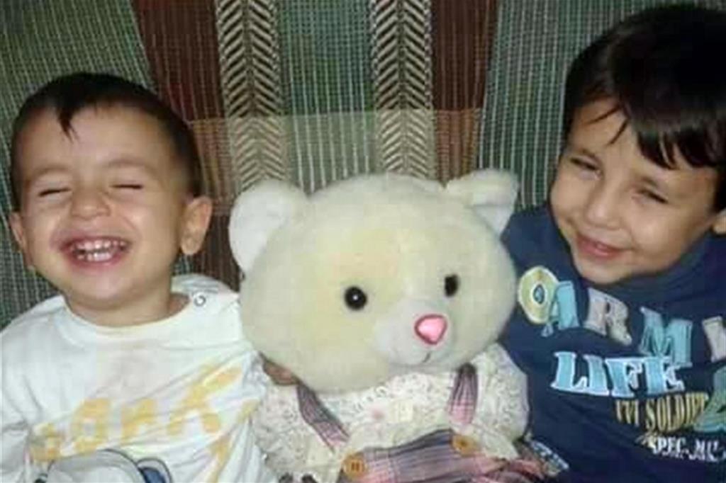 Alan Kurdi aveva 3 anni ed è morto in mare col fratellino di 5 (a destra)