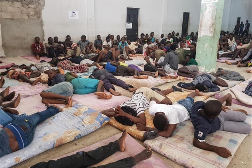 Migranti in un centro di detenzione libico. Ce ne sono anche di segreti, dove è ancora più facile per autorità e miliziani commettere abusi di ogni tipo e anche usare le persone come schiavi