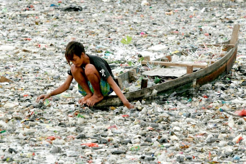 Nel Pacifico un bambino tra le plastiche che hanno coperto l'oceano