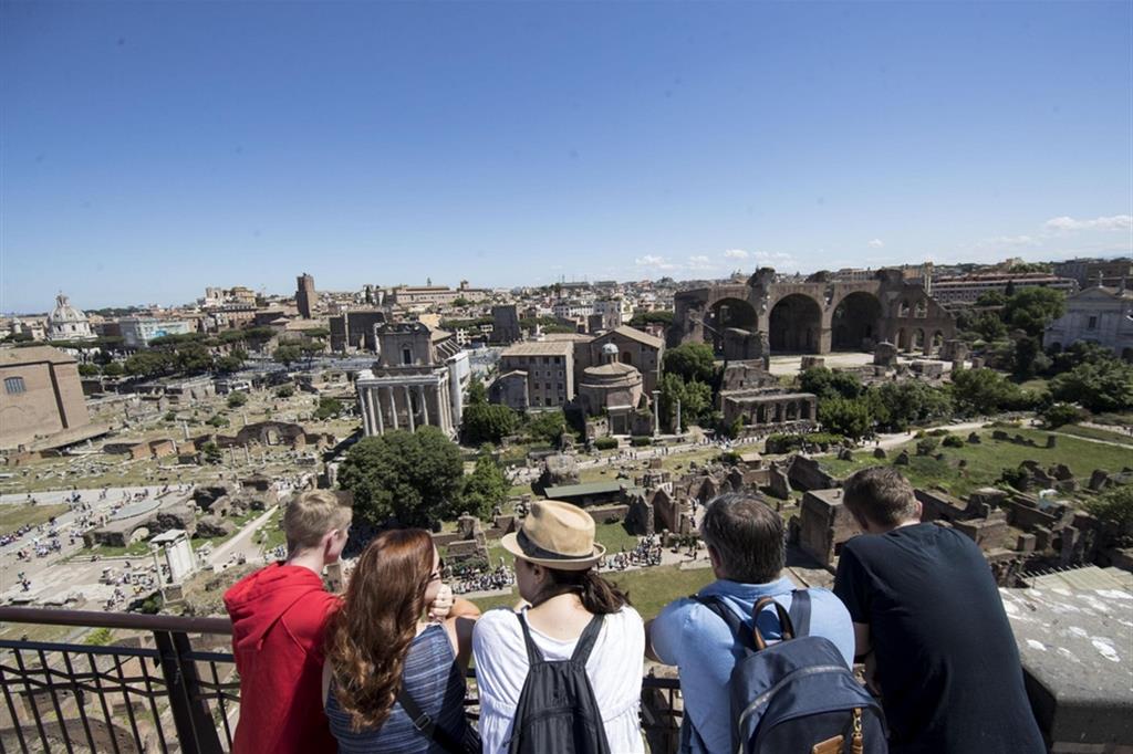 Turisti affacciati sui Fori imperiali a Roma