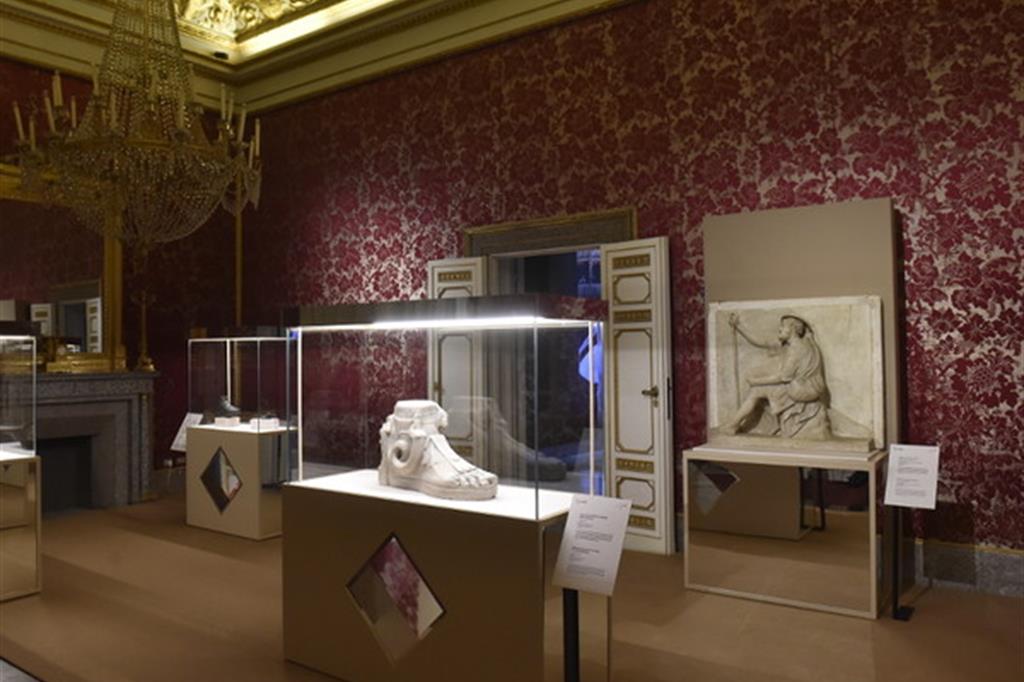 Una sala della mostra a Palazzo Pitti “Ai piedi degli dèi”