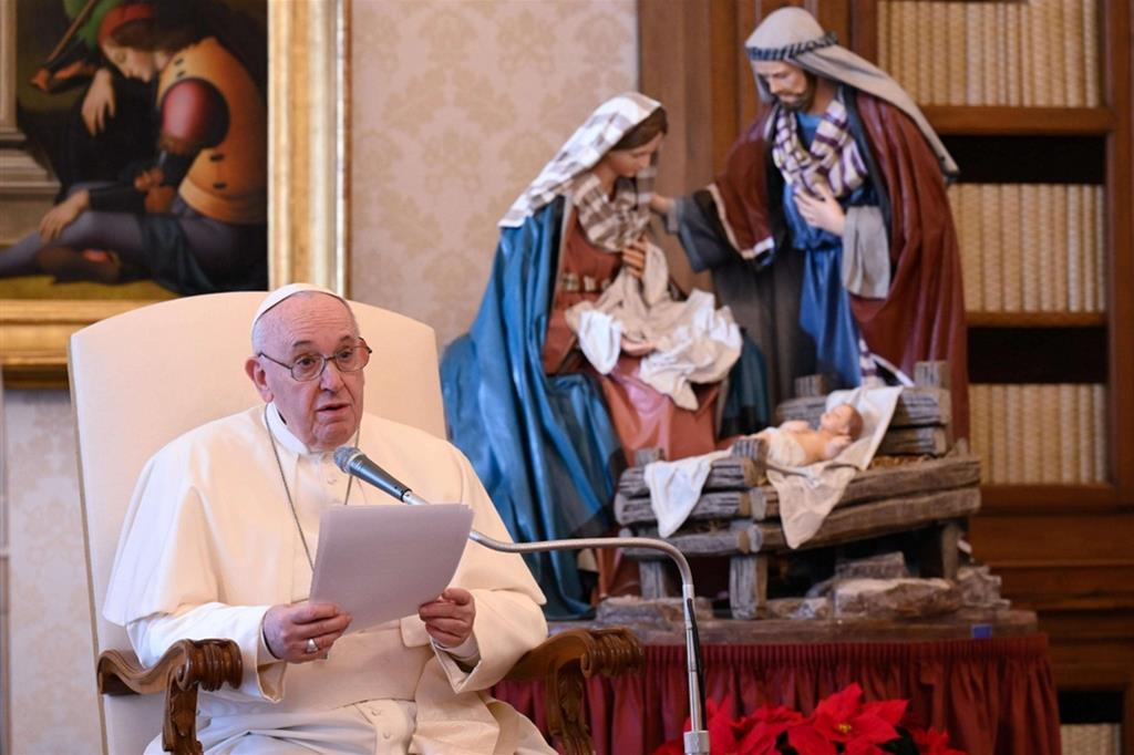 Il Papa: nel presepe c’è la tenerezza per essere vicini, anche se distanti