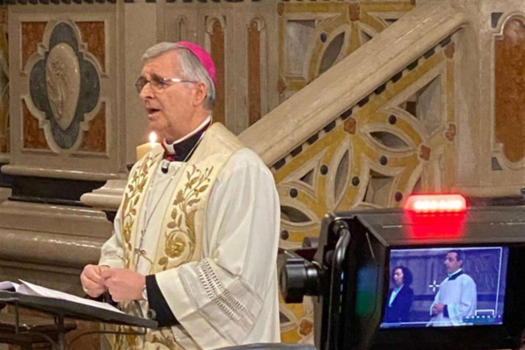 Il vescovo Tremolada recita il Rosario nel Santuario di Brescia