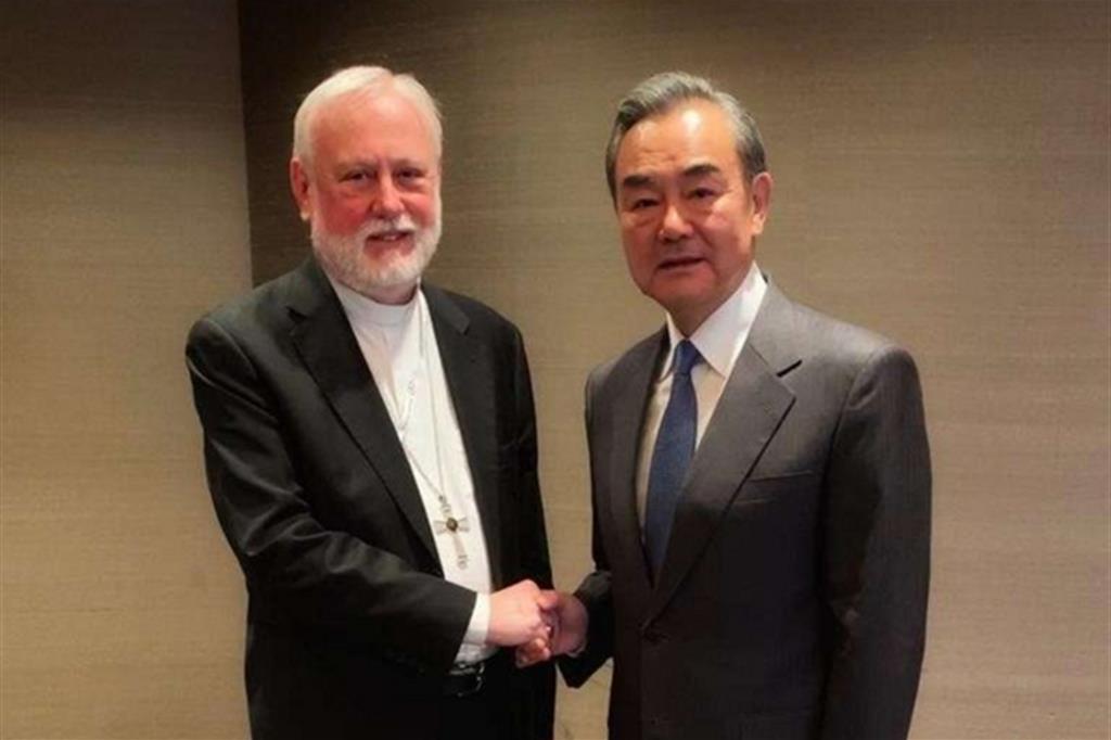 Incontro storico. Monsignor Paul Richard Gallagher con Wang Yi