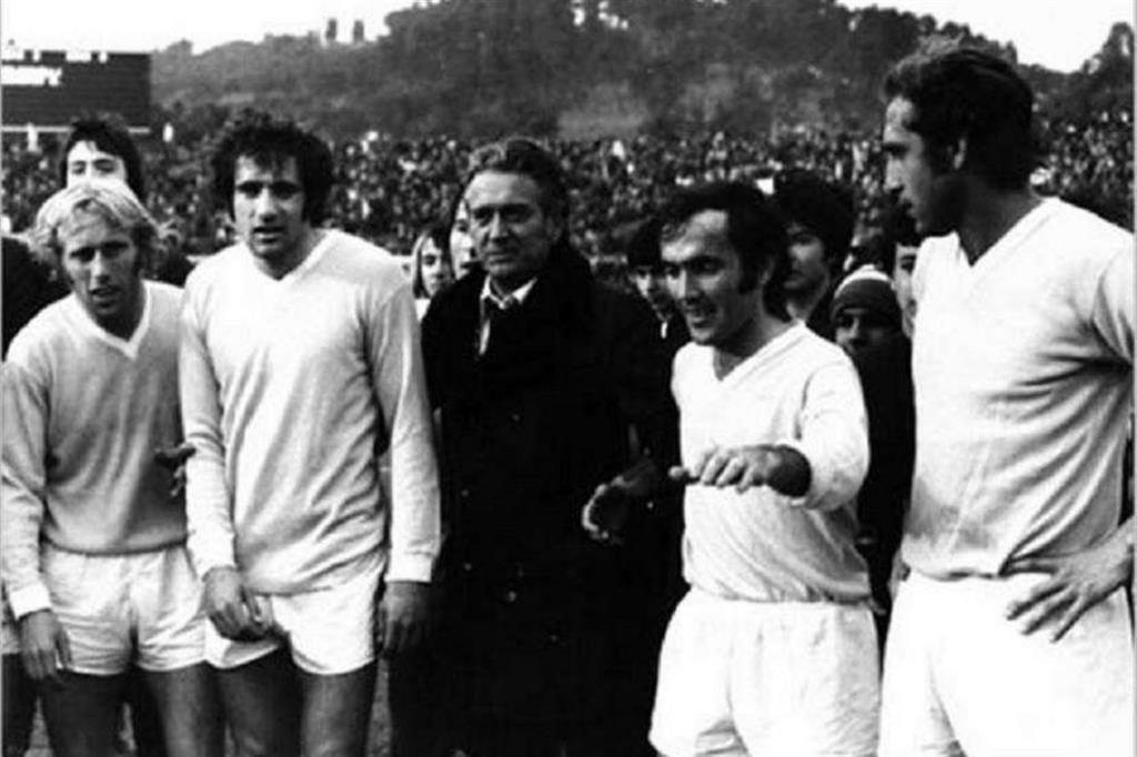 La Lazio de “Le canaglie”, stagione 1972-’73, da sinistra: Re Cecconi, Chinaglia, l’allenatore Maestrelli, Oddi e Facco