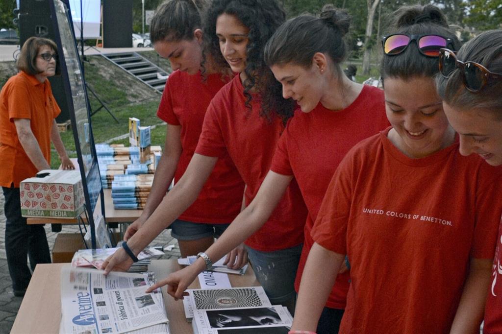 I giovani volontari durante una precedente edizione della Festa di Bibione