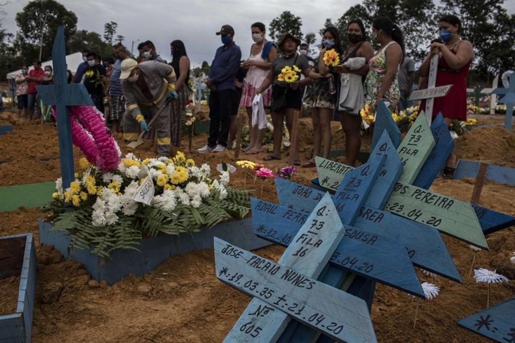 Un funerale collettivo a Manaus, nell'Amazzonia brasiliana