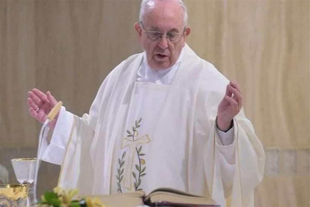 Il Papa prega per le suore che assistono i malati