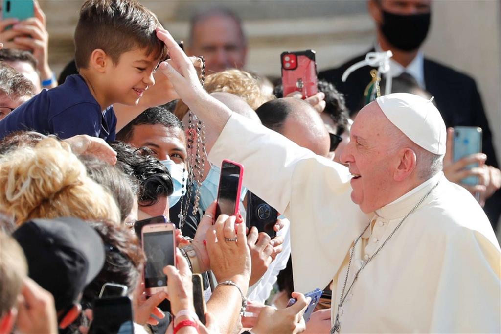 Il Papa: risposta sociale alla pandemia è la politica del bene comune