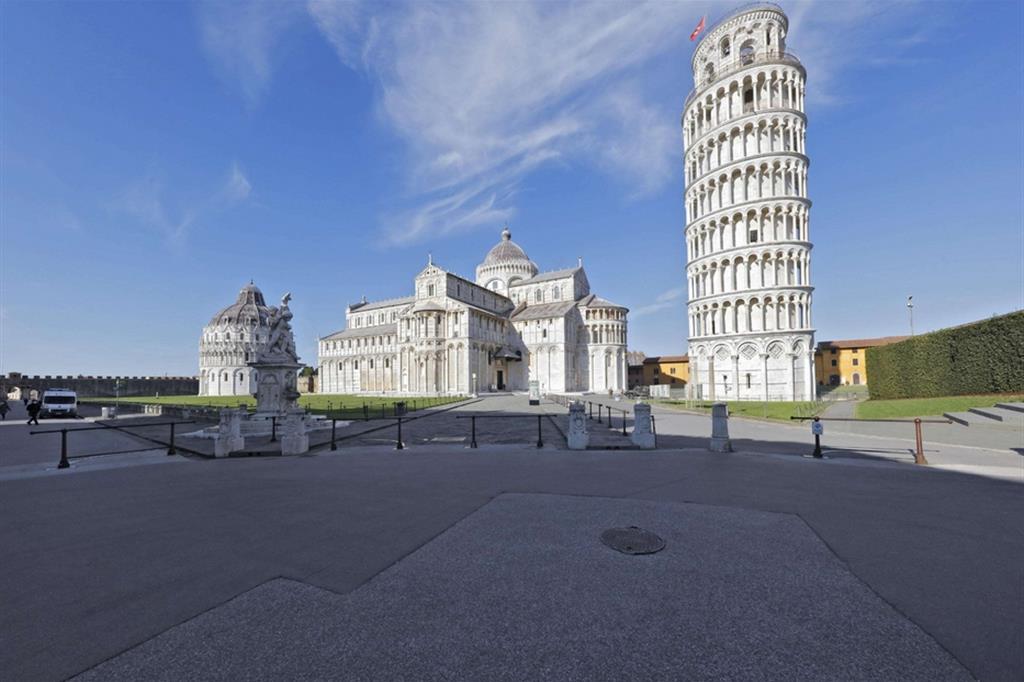 Piazza dei Miracoli a Pisa vuota. La Toscana è zona rossa