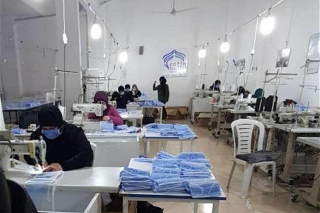 Coronavirus, ecco le donne siriane in una fabbrica a produrre mascherine