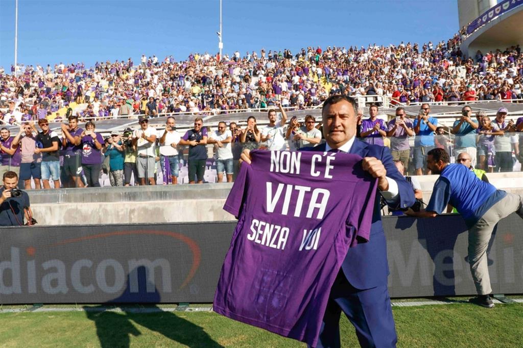 Il direttore generale della Fiorentina Joe Barone saluta i tifosi