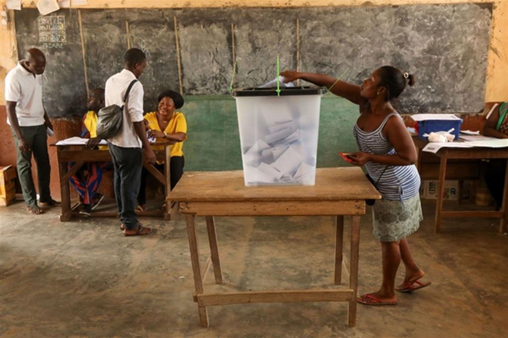 Un seggio nella capitale Lomé: ieri si sono completate le operazioni di voto per il rinnovo della presidenza