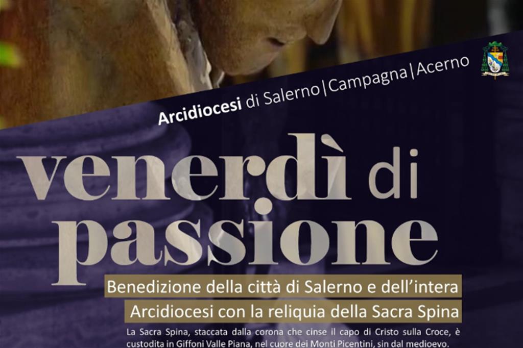 L'arcivescovo Bellandi benedice Salerno con la reliquia della Sacra Spina 