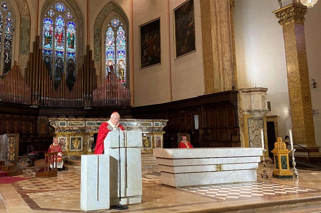 Il cardinale Bassetti nella Cattedrale di Perugia vuota celebra la Passione di cristo