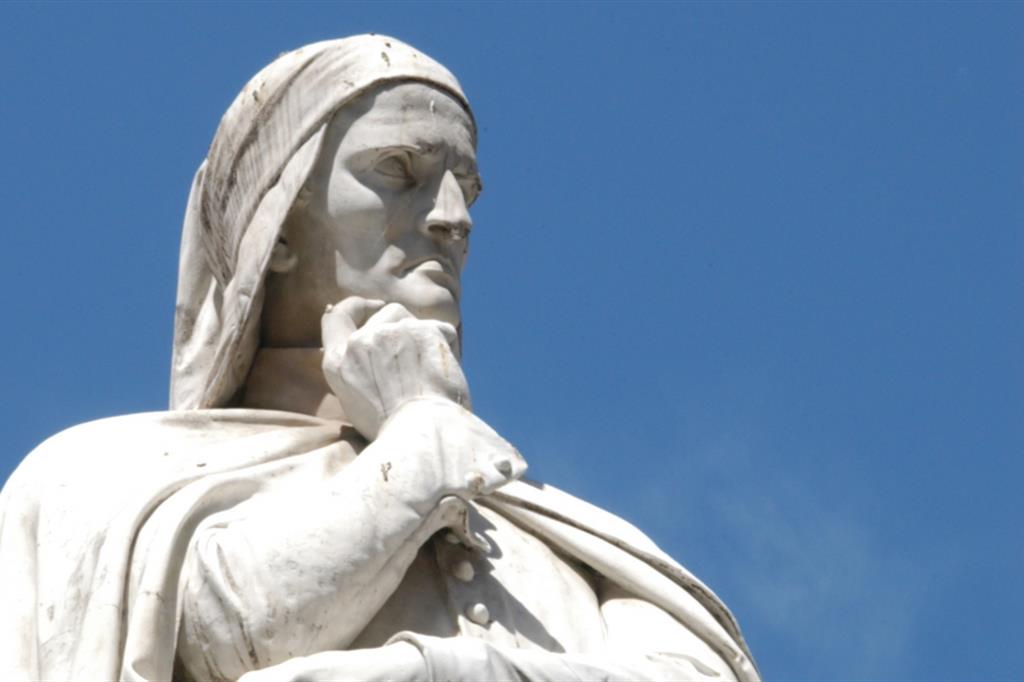 Il monumento a Dante Alighieri in Piazza dei Signori, a Verona