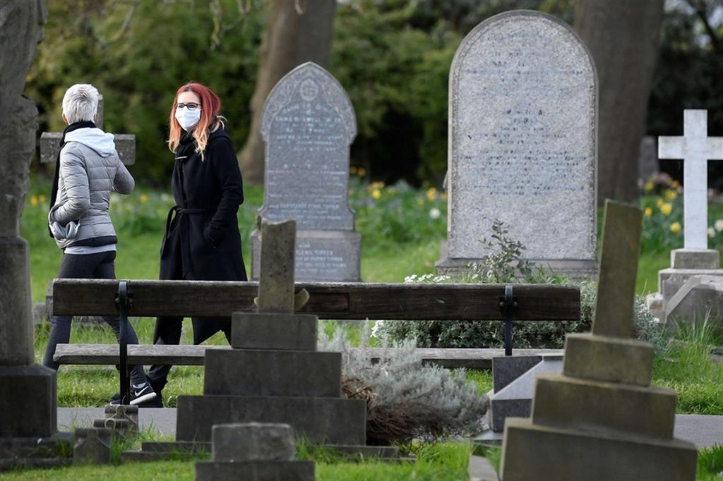 Due donne in un cimitero di Londra