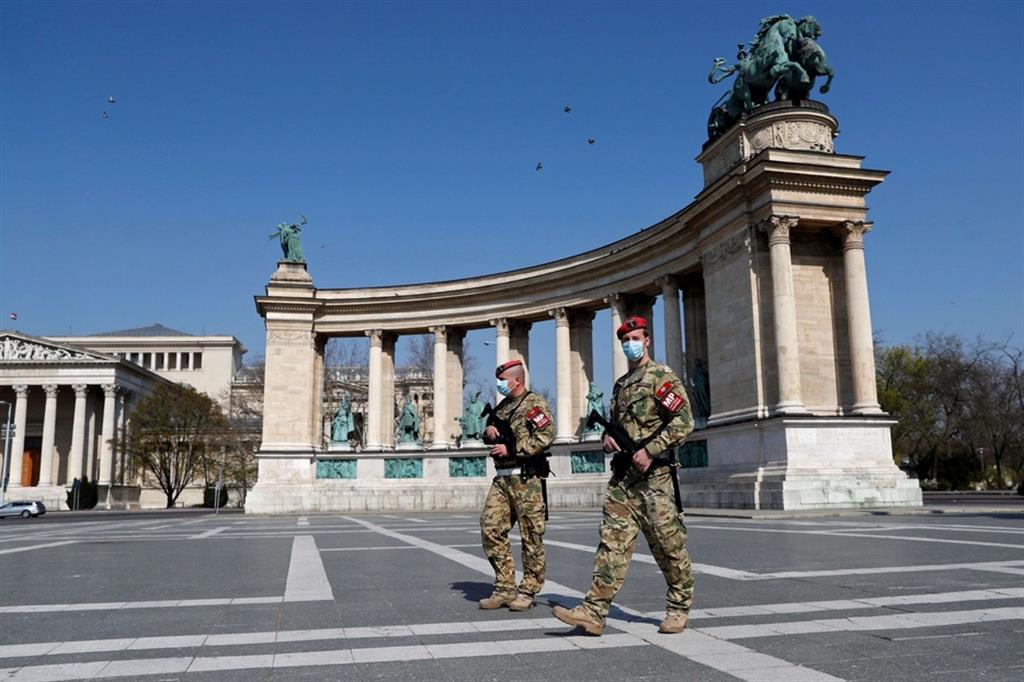 La polizia militare in pattuglia nel centro della capitale ungherese Budapest