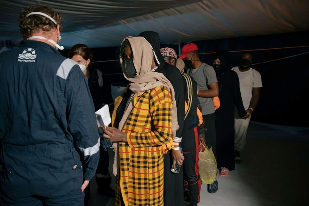 Le persone migranti al momento del trasferimento dalla Sea Watch 3 alla nave quarantena Moby Zazà