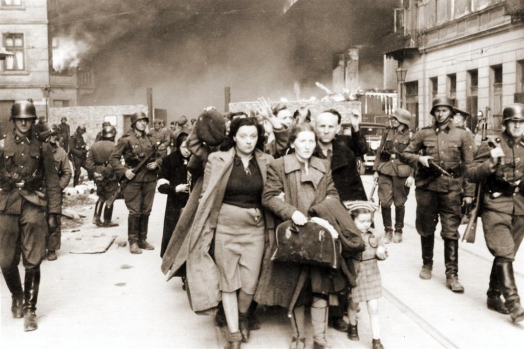 Dopo il tifo la deportazione. L'immagine è della primavera del 1943, gli ebrei del ghetto di Varsavia tentarono una disperata resistenza ribellandosi, ma furono sconfitti e anche per loro arrivò la soluzione finale nazista
