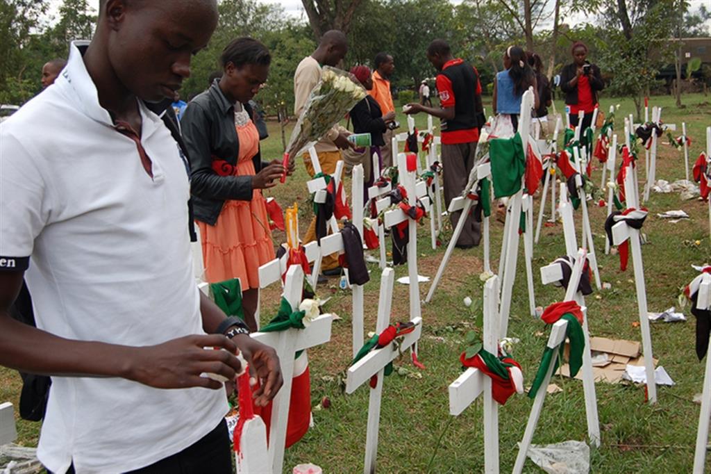 Parenti pregano sulle sepolture delle vittime della strage di Garissa