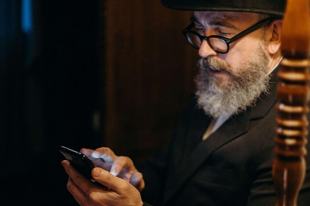 Un ebreo ortodosso alle prese con uno smartphone
