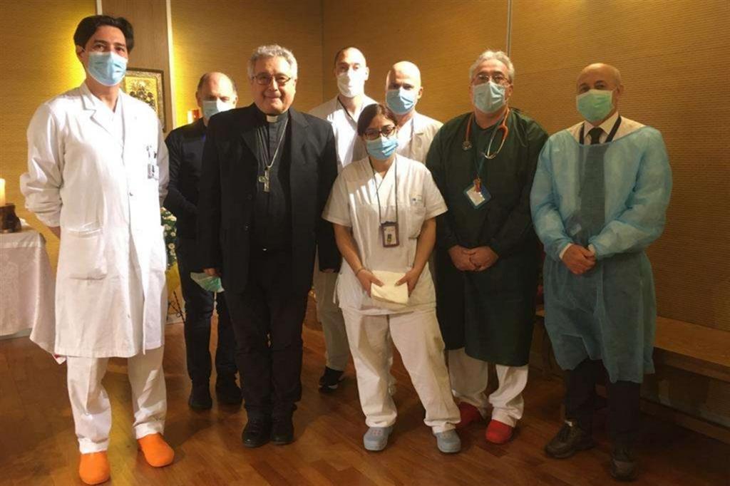 Il vescovo Nerbini ha impartito il mandato di ministri straordinari della comunione ai medici dell'ospedale di Prato che hanno così potuto dare la comunione ai malati nel giorno di Pasqua