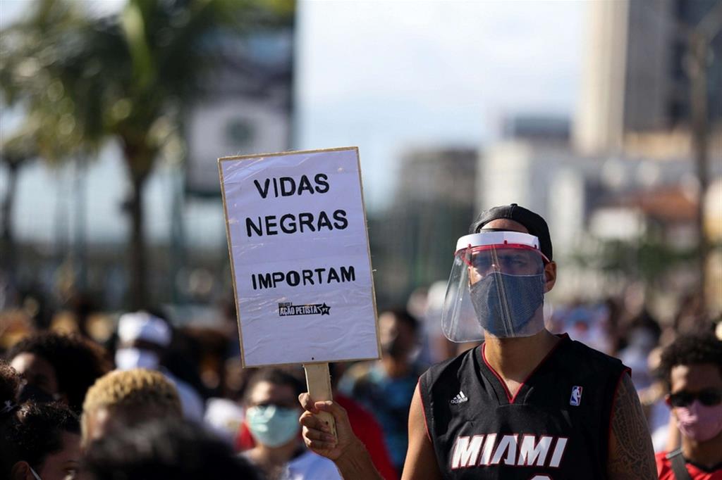 La manifestazione a Recife per la morte del piccolo Miguel